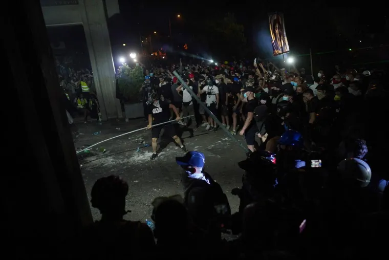 Topovskim udarima i suzavcem na prosvjednike u Novom Sadu! Vučić za sve krivi 'europski olo&scaron;'