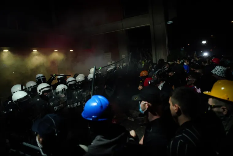 Topovskim udarima i suzavcem na prosvjednike u Novom Sadu! Vučić za sve krivi 'europski olo&scaron;'