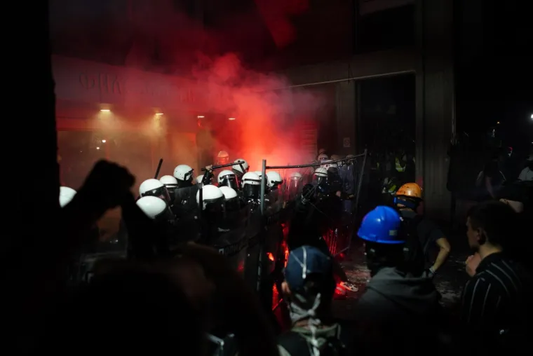 Topovskim udarima i suzavcem na prosvjednike u Novom Sadu! Vučić za sve krivi 'europski olo&scaron;'