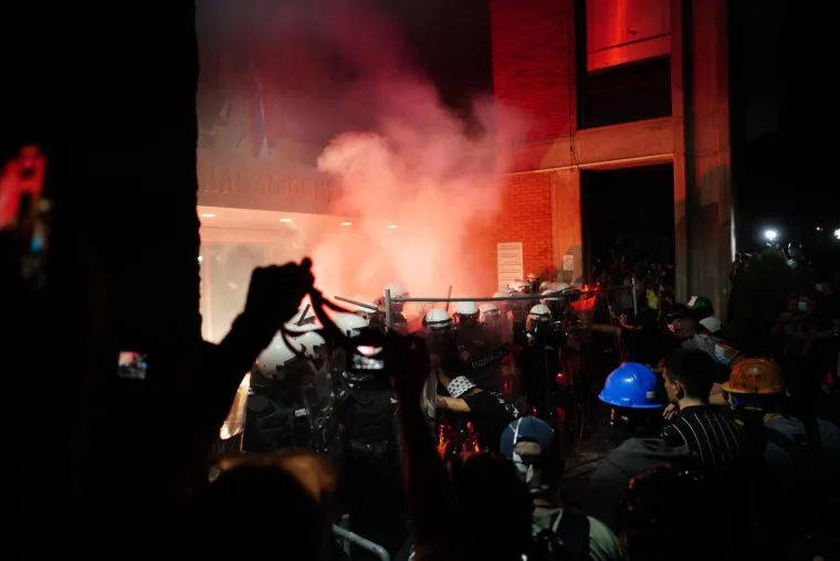 Topovskim udarima i suzavcem na prosvjednike u Novom Sadu! Vučić za sve krivi 'europski olo&scaron;'