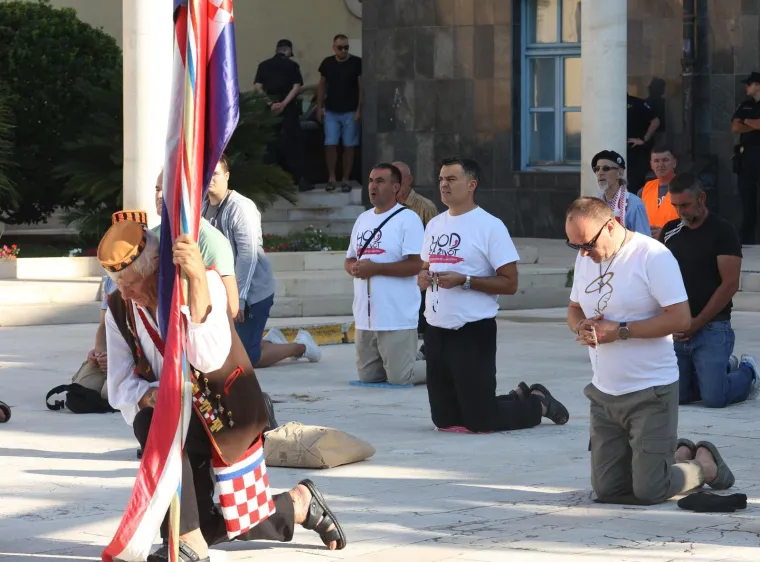 Sa slikom Marije za boljitak 'jačeg' spola: Pogledajte koliko je muškaraca danas kleknulo