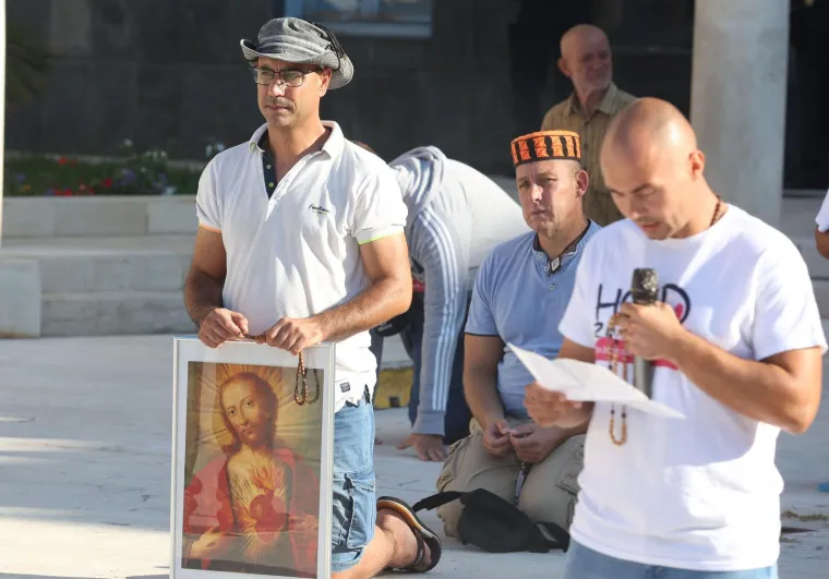 Sa slikom Marije za boljitak 'jačeg' spola: Pogledajte koliko je muškaraca danas kleknulo