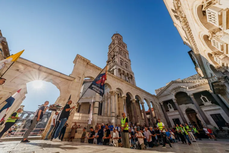 Sa slikom Marije za boljitak 'jačeg' spola: Pogledajte koliko je muškaraca danas kleknulo