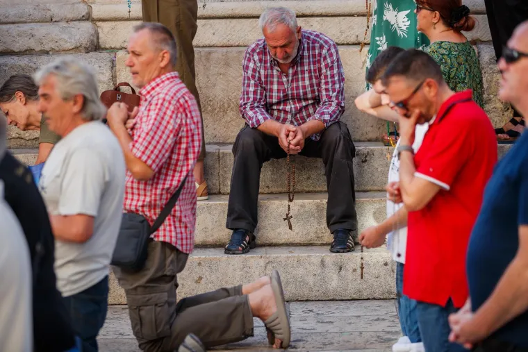 Sa slikom Marije za boljitak 'jačeg' spola: Pogledajte koliko je muškaraca danas kleknulo