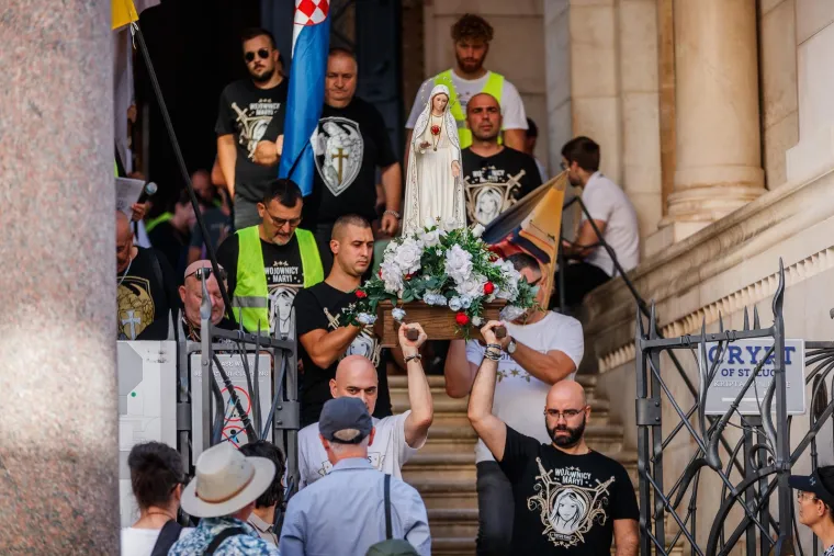 Sa slikom Marije za boljitak 'jačeg' spola: Pogledajte koliko je mu&scaron;karaca danas kleknulo