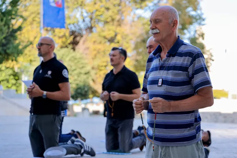 Sa slikom Marije za boljitak 'jačeg' spola: Pogledajte koliko je mu&scaron;karaca danas kleknulo