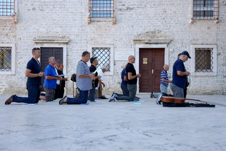 Sa slikom Marije za boljitak 'jačeg' spola: Pogledajte koliko je muškaraca danas kleknulo