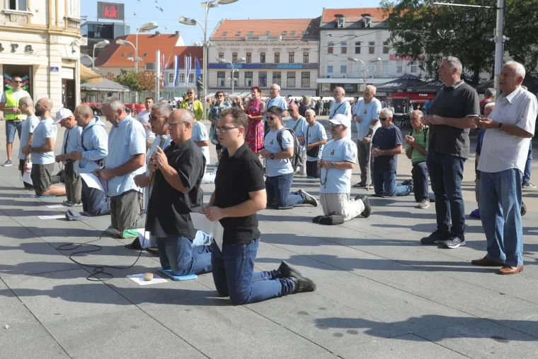 Sa slikom Marije za boljitak 'jačeg' spola: Pogledajte koliko je mu&scaron;karaca danas kleknulo