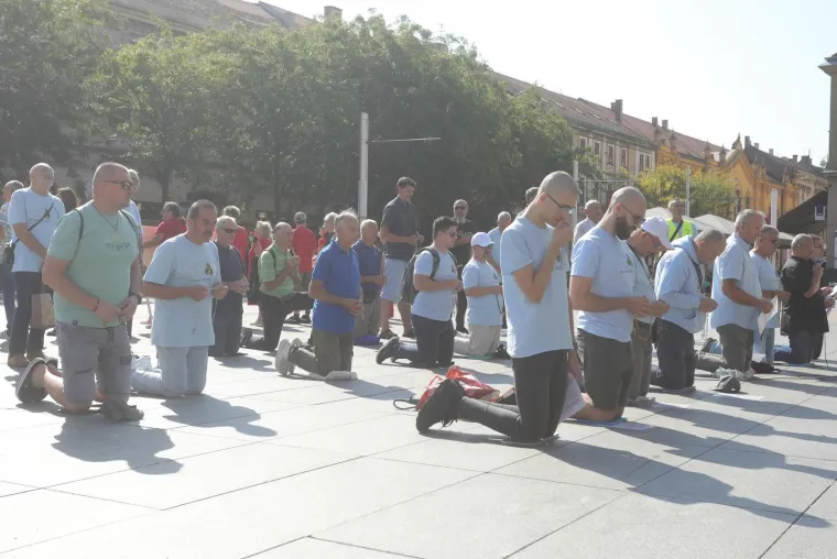 Sa slikom Marije za boljitak 'jačeg' spola: Pogledajte koliko je mu&scaron;karaca danas kleknulo