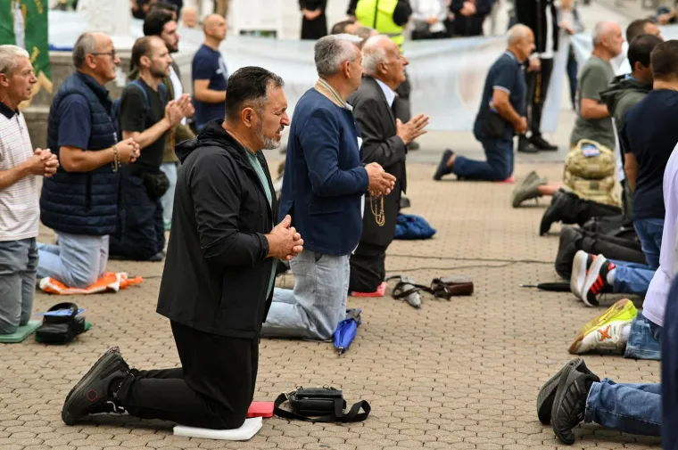 Sa slikom Marije za boljitak 'jačeg' spola: Pogledajte koliko je muškaraca danas kleknulo