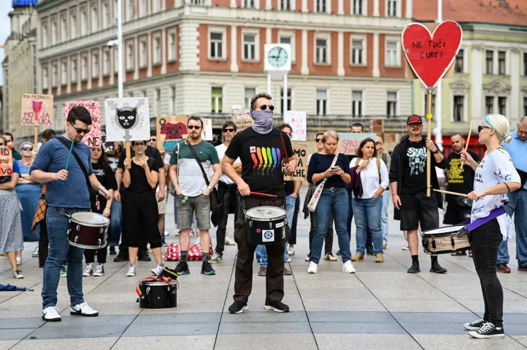 Sa slikom Marije za boljitak 'jačeg' spola: Pogledajte koliko je muškaraca danas kleknulo