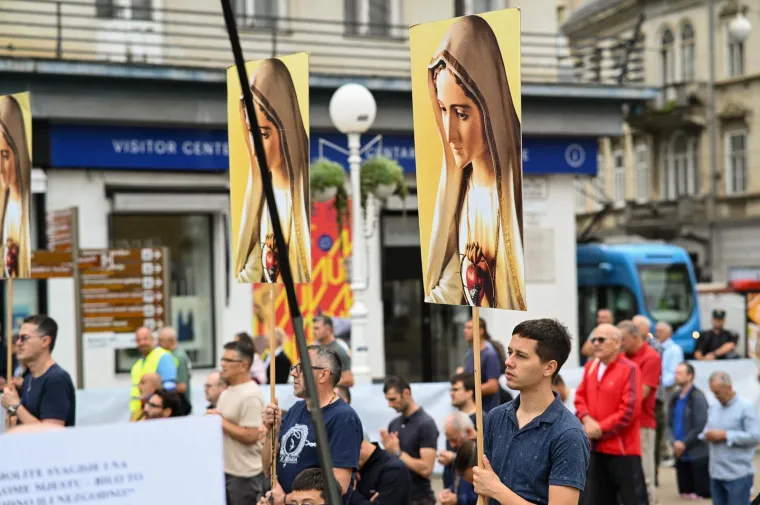 Sa slikom Marije za boljitak 'jačeg' spola: Pogledajte koliko je muškaraca danas kleknulo