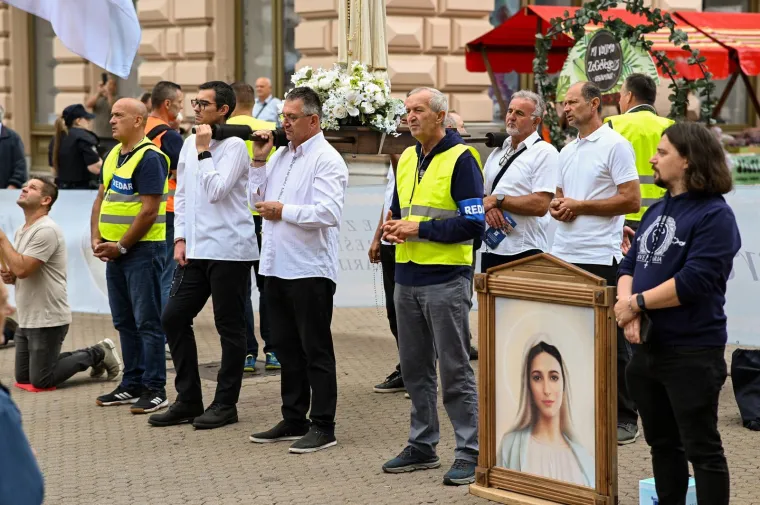 Sa slikom Marije za boljitak 'jačeg' spola: Pogledajte koliko je muškaraca danas kleknulo