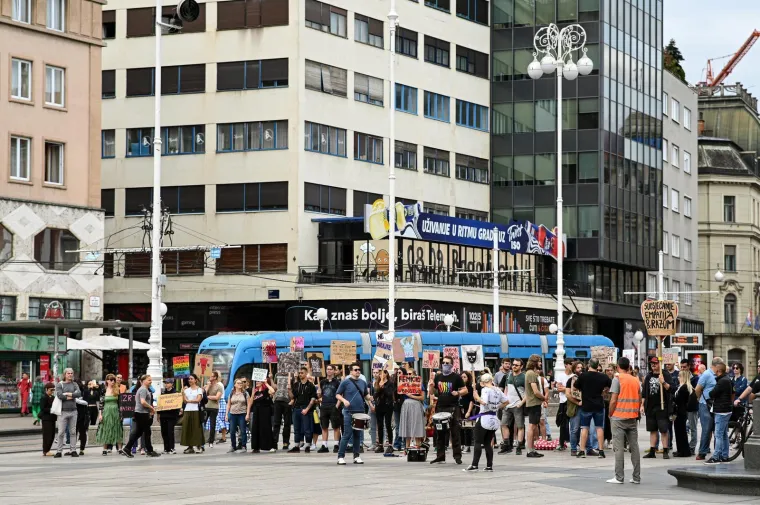 Sa slikom Marije za boljitak 'jačeg' spola: Pogledajte koliko je muškaraca danas kleknulo