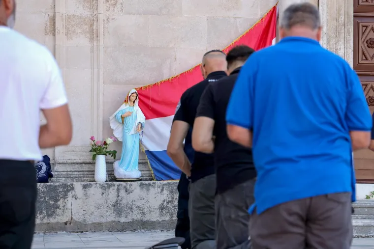 Sa slikom Marije za boljitak 'jačeg' spola: Pogledajte koliko je mu&scaron;karaca danas kleknulo