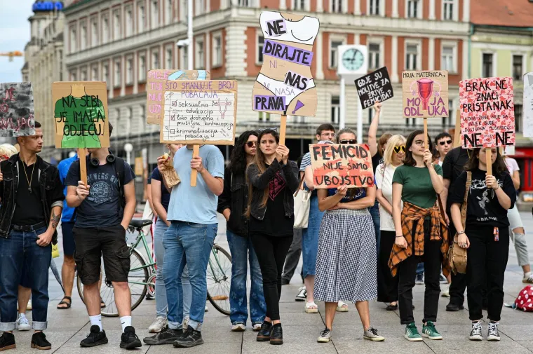 Sa slikom Marije za boljitak 'jačeg' spola: Pogledajte koliko je muškaraca danas kleknulo