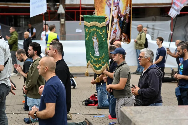 Sa slikom Marije za boljitak 'jačeg' spola: Pogledajte koliko je muškaraca danas kleknulo