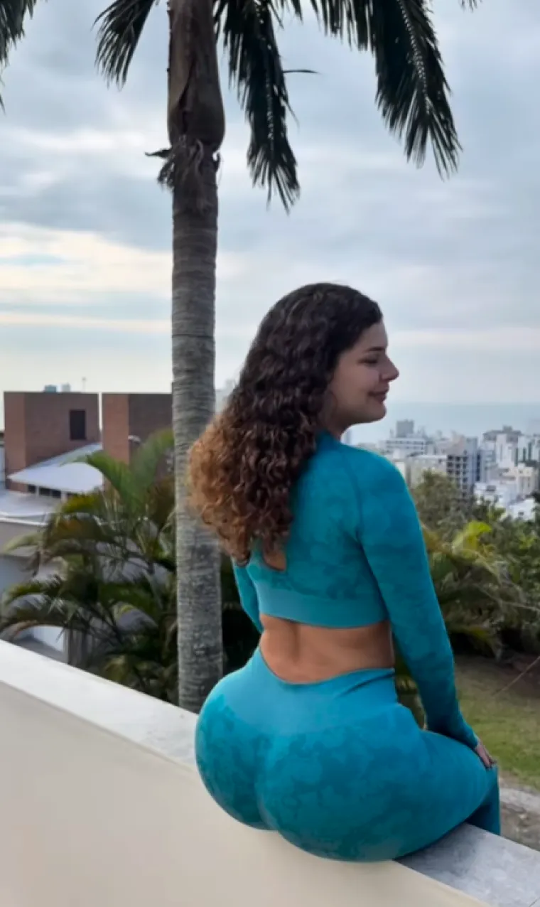 Toliko je zgodna da je ne žele zaposliti: Fatalna Brazilka jedva uspijeva sakriti bujne atribute