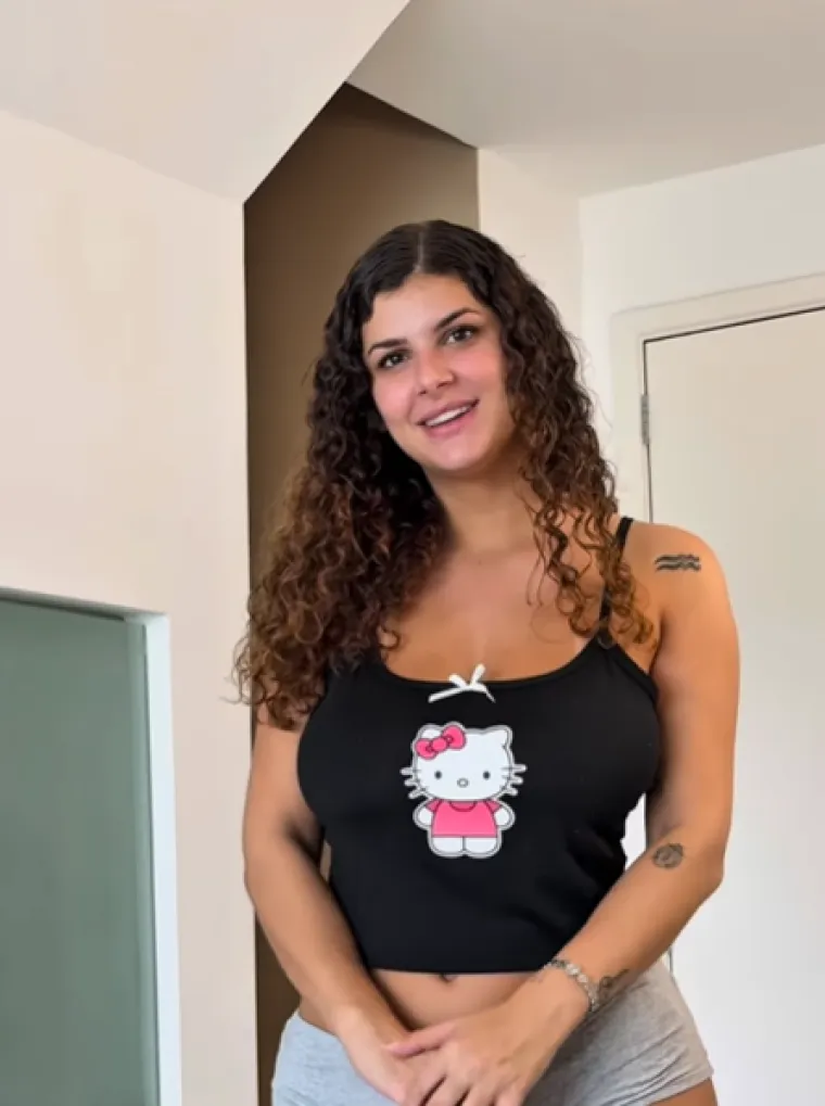 Toliko je zgodna da je ne žele zaposliti: Fatalna Brazilka jedva uspijeva sakriti bujne atribute