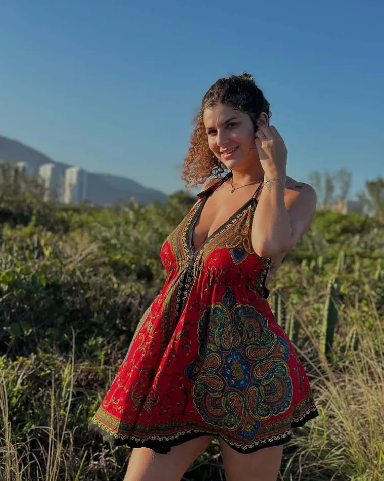 Toliko je zgodna da je ne žele zaposliti: Fatalna Brazilka jedva uspijeva sakriti bujne atribute