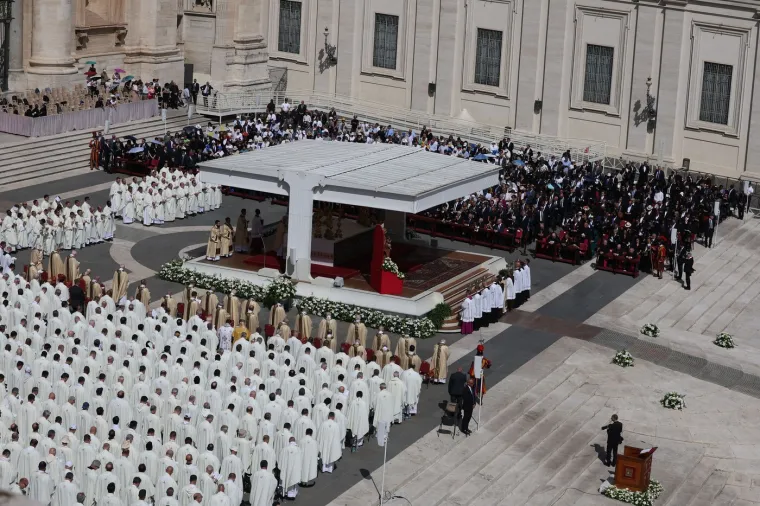 Milenijska generacija dobila prvog sveca: Pogledajte kako je izgledala kanonizacija Carla Acutisa, ali i svetog Piera
