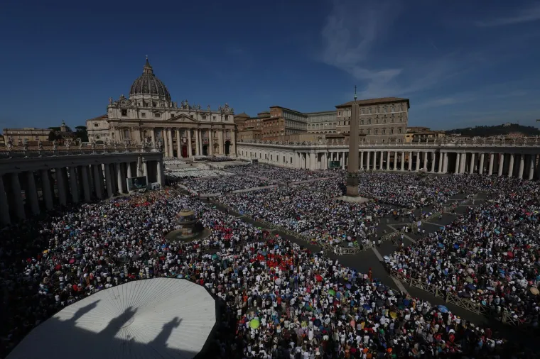 Milenijska generacija dobila prvog sveca: Pogledajte kako je izgledala kanonizacija Carla Acutisa, ali i svetog Piera