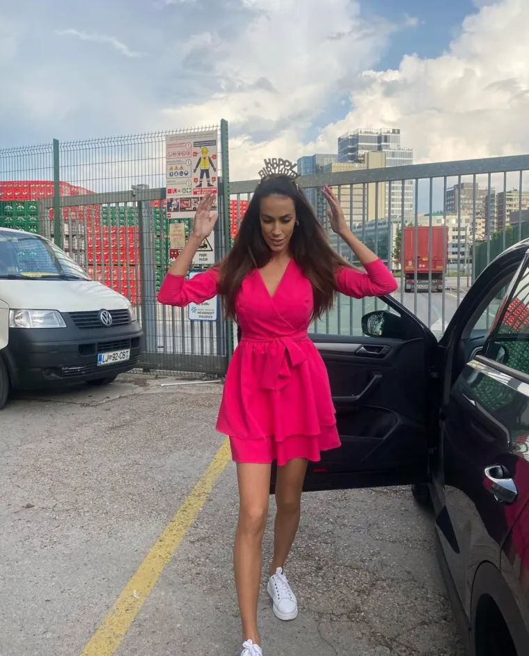 Tko je 20 godina mlađa supruga slovenskog premijera? Po jednom detalju zna je cijela Slovenija