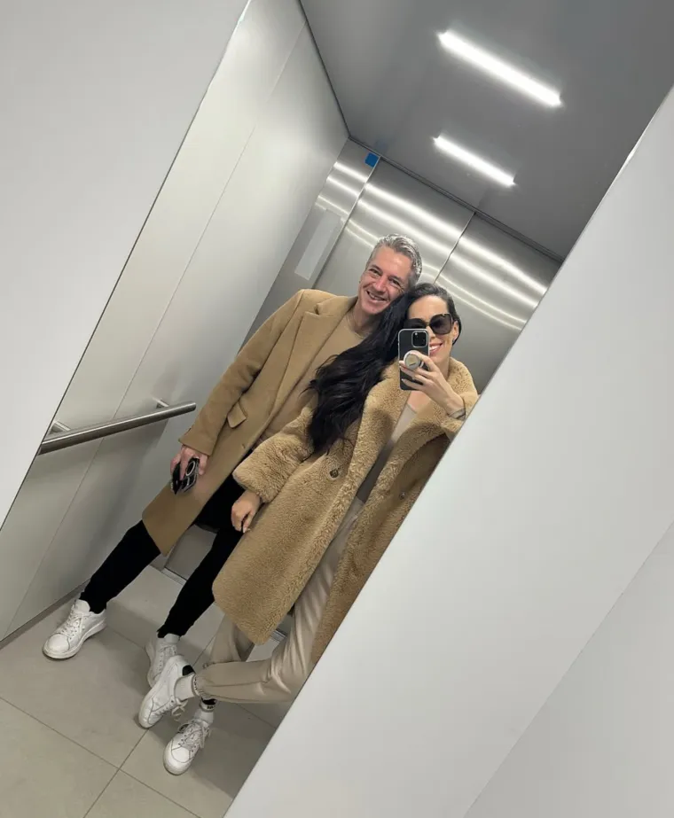 Tko je 20 godina mlađa supruga slovenskog premijera? Po jednom detalju zna je cijela Slovenija