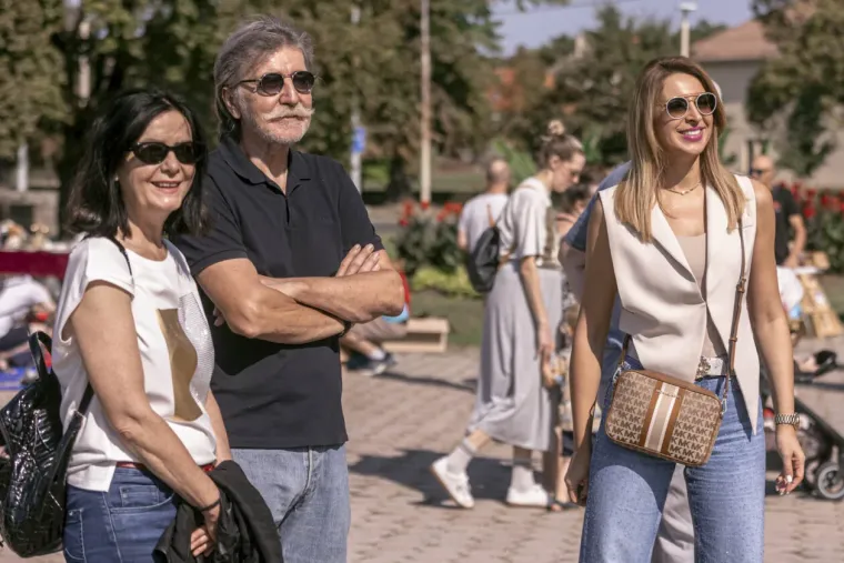 Kada su se pojavile, antikviteti su pali u zaborav: Dvije zgodne dame osmjesima zasjenile Sajam