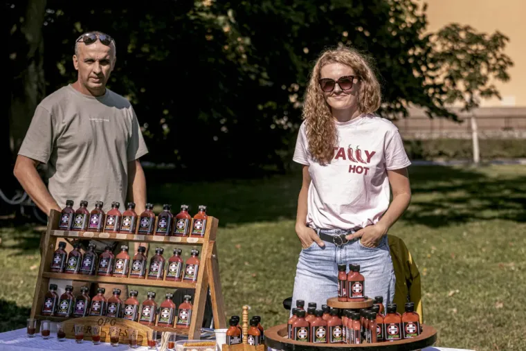 Kada su se pojavile, antikviteti su pali u zaborav: Dvije zgodne dame osmjesima zasjenile Sajam