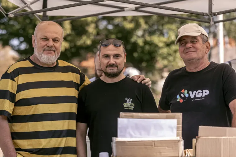 Kada su se pojavile, antikviteti su pali u zaborav: Dvije zgodne dame osmjesima zasjenile Sajam