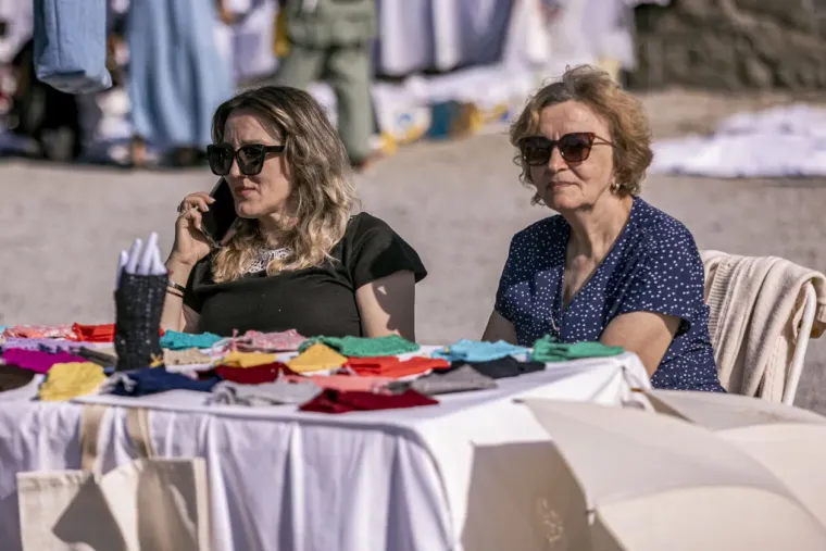 Kada su se pojavile, antikviteti su pali u zaborav: Dvije zgodne dame osmjesima zasjenile Sajam