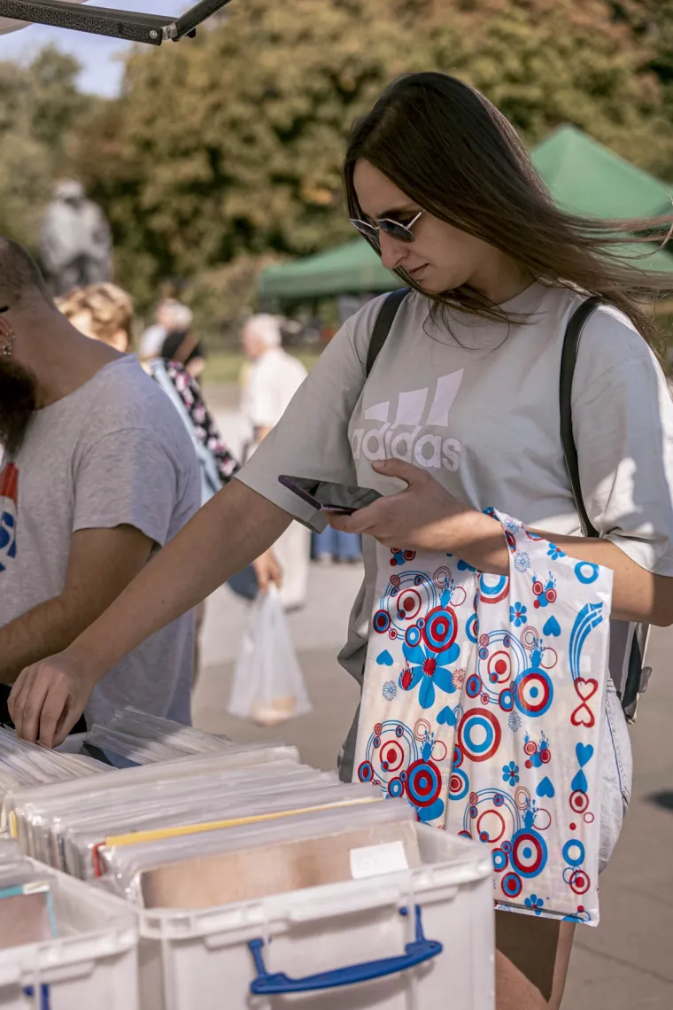 Kada su se pojavile, antikviteti su pali u zaborav: Dvije zgodne dame osmjesima zasjenile Sajam