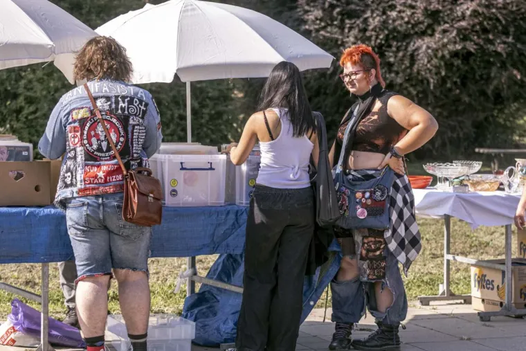 Kada su se pojavile, antikviteti su pali u zaborav: Dvije zgodne dame osmjesima zasjenile Sajam