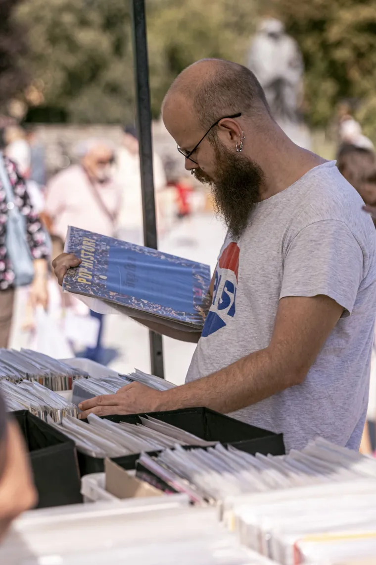 Kada su se pojavile, antikviteti su pali u zaborav: Dvije zgodne dame osmjesima zasjenile Sajam