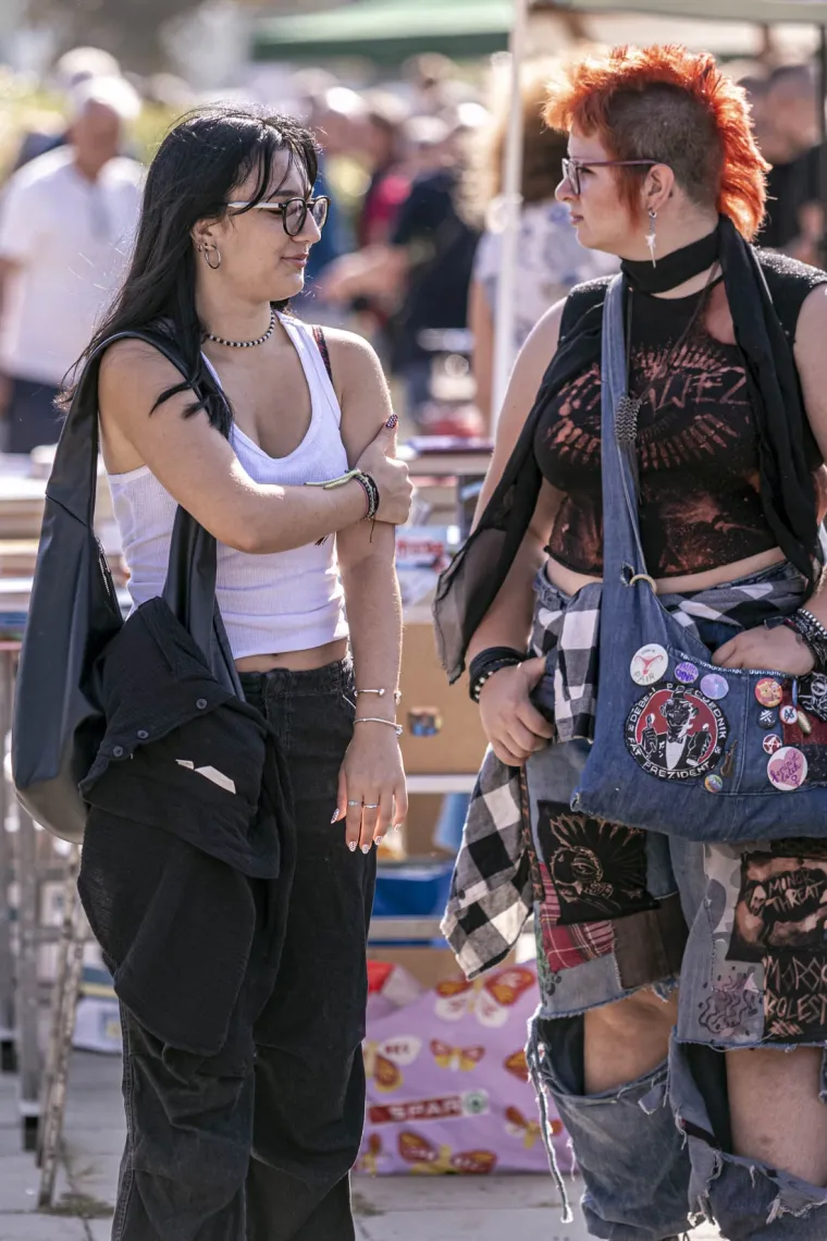 Kada su se pojavile, antikviteti su pali u zaborav: Dvije zgodne dame osmjesima zasjenile Sajam