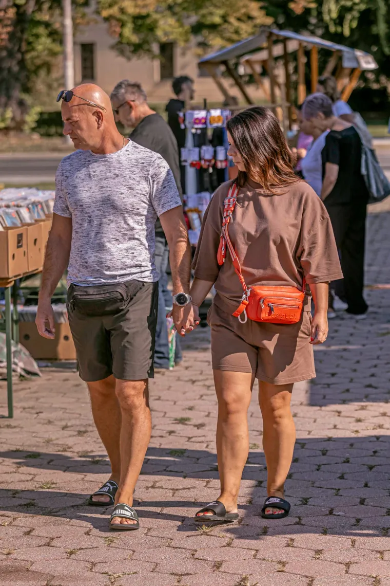 Kada su se pojavile, antikviteti su pali u zaborav: Dvije zgodne dame osmjesima zasjenile Sajam