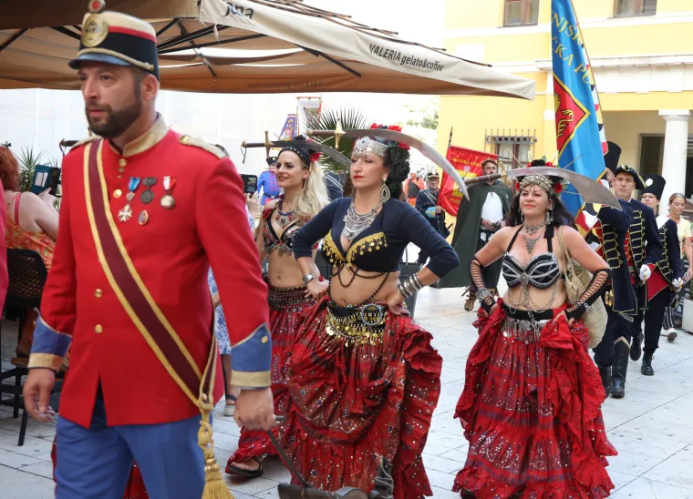 Opasne Šibenčanke zapalile rivu: Ratnice s mačetama očarale publiku