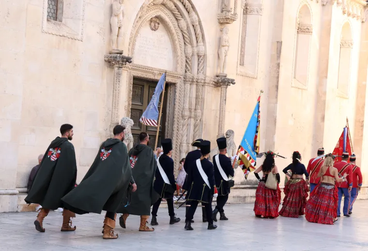 Opasne Šibenčanke zapalile rivu: Ratnice s mačetama očarale publiku