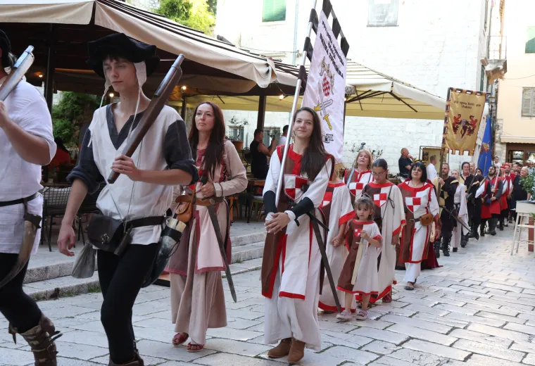 Opasne Šibenčanke zapalile rivu: Ratnice s mačetama očarale publiku