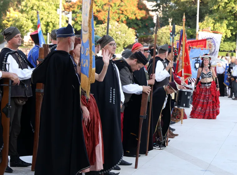 Opasne Šibenčanke zapalile rivu: Ratnice s mačetama očarale publiku