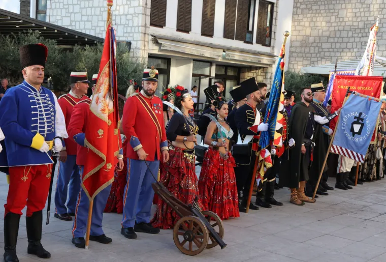 Opasne &Scaron;ibenčanke zapalile rivu: Ratnice s mačetama očarale publiku