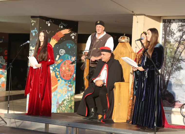 Opasne &Scaron;ibenčanke zapalile rivu: Ratnice s mačetama očarale publiku