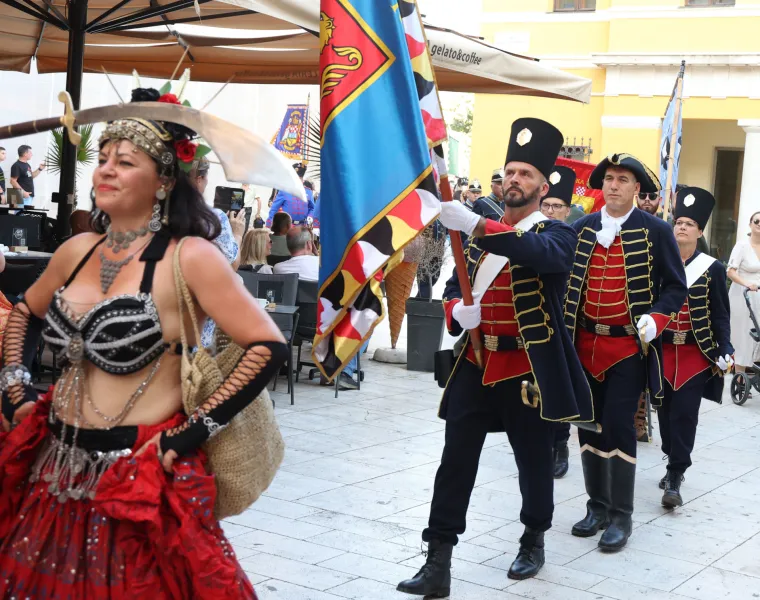 Opasne &Scaron;ibenčanke zapalile rivu: Ratnice s mačetama očarale publiku