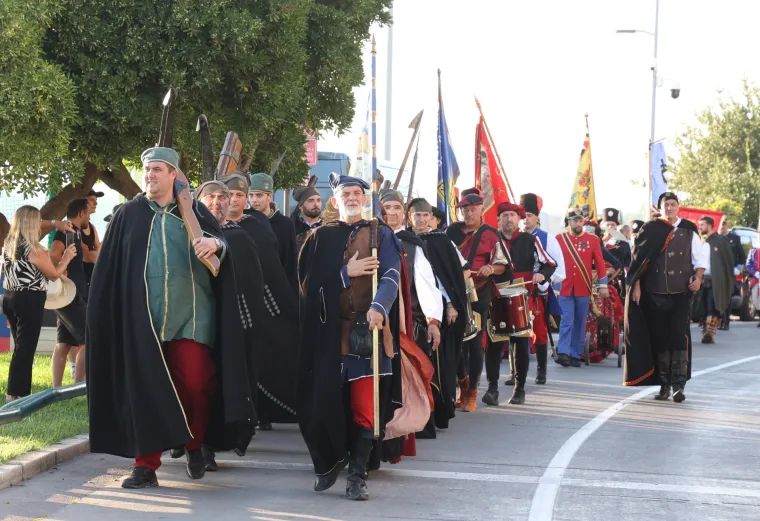 Opasne &Scaron;ibenčanke zapalile rivu: Ratnice s mačetama očarale publiku