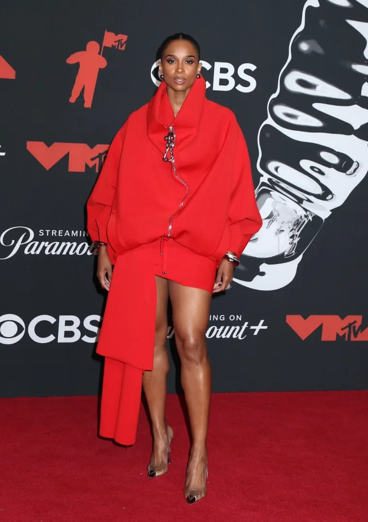 Sinoćnji 'VMAs' bili su nezaboravni: Neki se presvukli četiri puta, a drugi &scaron;okirali odjevenim