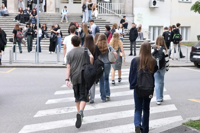 Posljednje poziranje za mame i spremni su: Pogledajte kako diljem zemlje izgleda prvi dan škole
