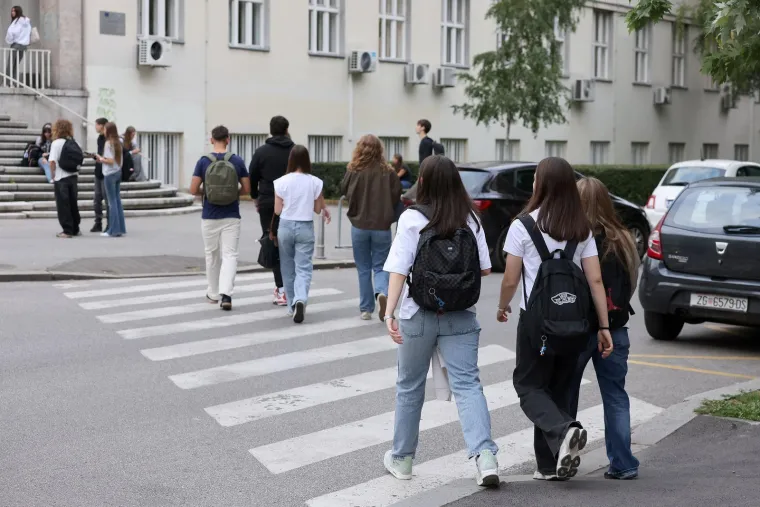 Posljednje poziranje za mame i spremni su: Pogledajte kako diljem zemlje izgleda prvi dan &scaron;kole
