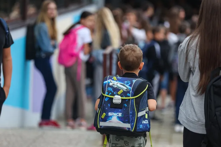 Posljednje poziranje za mame i spremni su: Pogledajte kako diljem zemlje izgleda prvi dan &scaron;kole