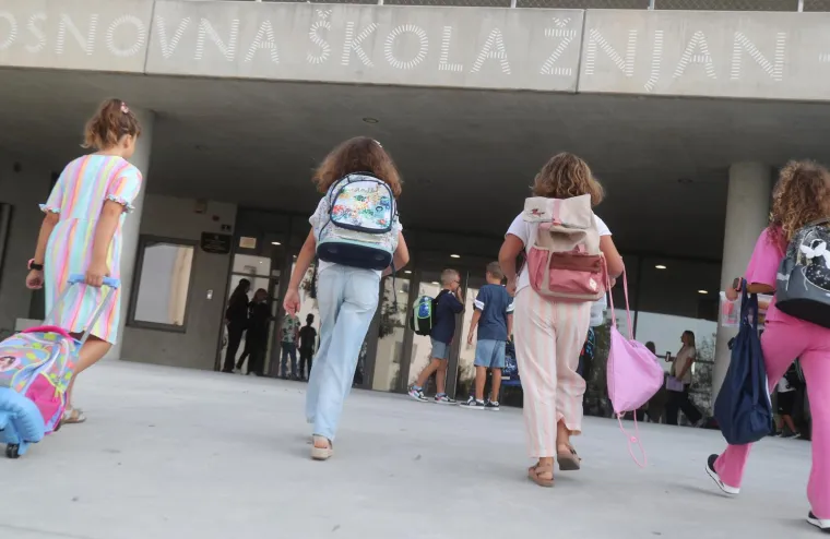 Posljednje poziranje za mame i spremni su: Pogledajte kako diljem zemlje izgleda prvi dan škole